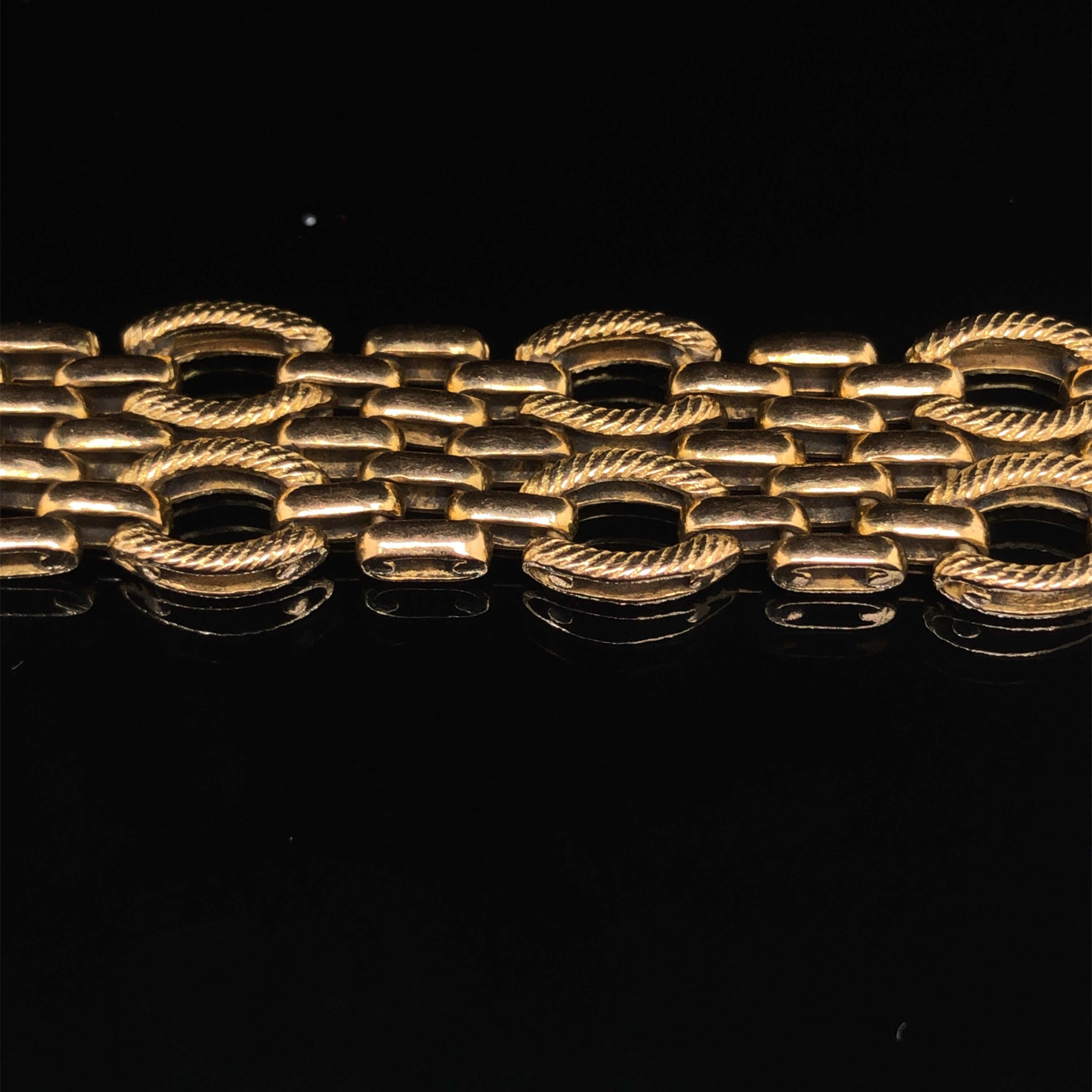 A HEAVY, FANCY GATE LINK BRACELET. THE CLASP STAMPED INDISTINCTLY. ASSESSED AS 18ct GOLD. WIDTH 1. - Image 3 of 3