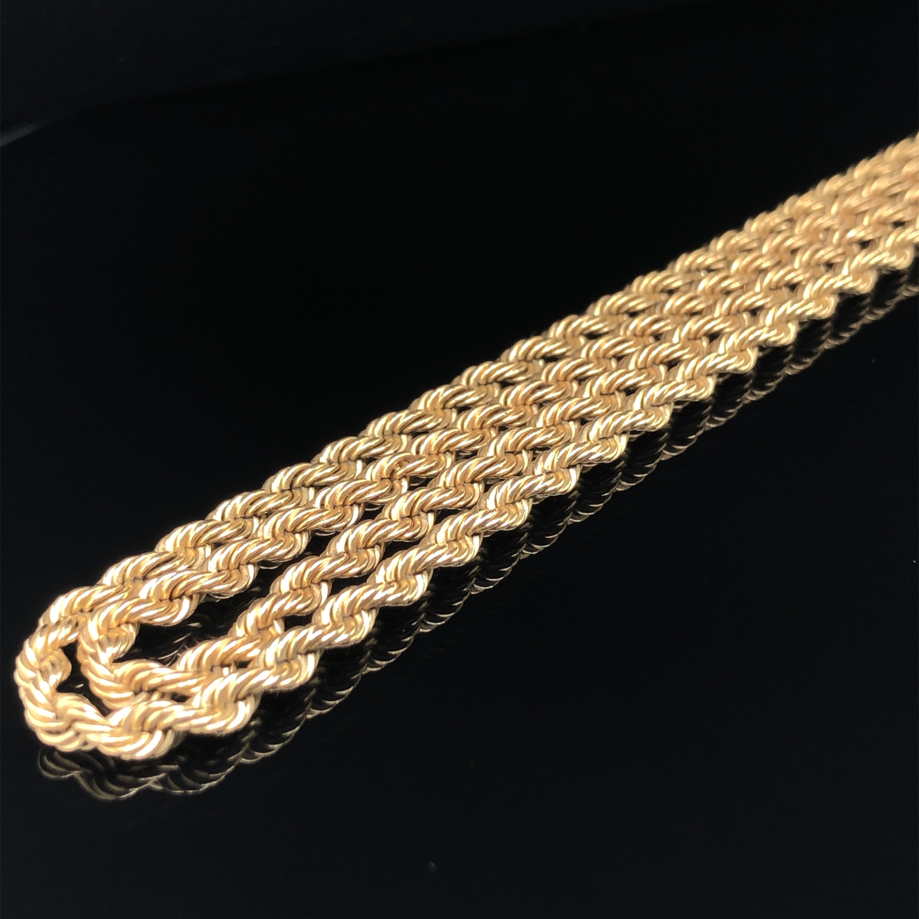 A SOLID WOVEN ROPE CHAIN WITH BARREL CLASP AND FIGURE OF EIGHT SAFETY CATCH. LENGTH 61cms. THE CLASP - Image 5 of 5