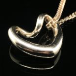 A MAPPIN AND WEBB HALLMARKED SILVER FLOATING HEART NECKLACE AND ASSOCIATED SILVER CURB CHAIN. THE