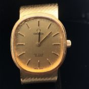 A VINTAGE 18ct GOLD GENTS OMEGA DE VILLE QUARTZ WRIST WATCH WITH A CHAMPAGNE AND BATON DIAL, ON A