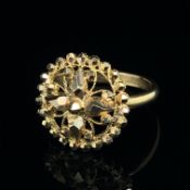 A TRADITIONAL INDIAN DESIGN PIERCED AND CUT RING. UNMARKED, ASSESSED AS 20ct HEAD AND 22ct RING