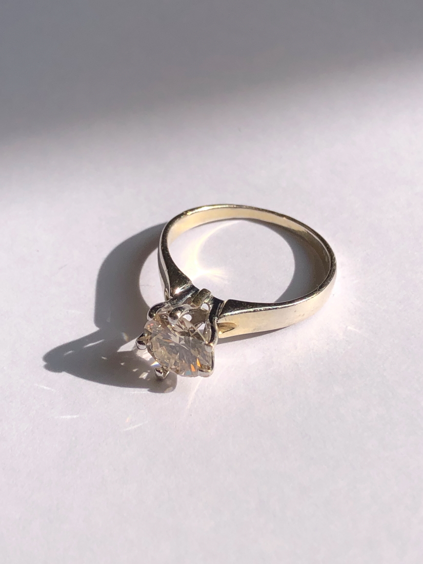 A DIAMOND SINGLE STONE RING. THE ROUND BRILLIANT DIAMOND IN A SIX CLAW RAISED SETTING UPON A PLAIN - Image 7 of 11