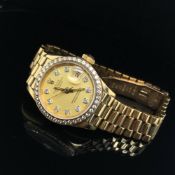 A LADIES 18ct GOLD ROLEX OYSTER PERPETUAL DATEJUST WATCH, WITH DIAMOND DIAL AND DIAMOND BEZEL. NO