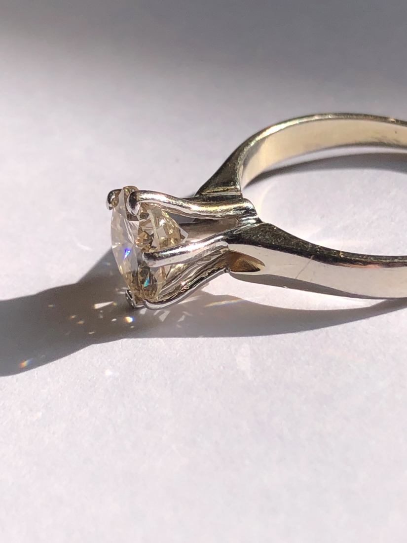 A DIAMOND SINGLE STONE RING. THE ROUND BRILLIANT DIAMOND IN A SIX CLAW RAISED SETTING UPON A PLAIN - Image 10 of 11