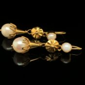 A PAIR OF CULTURED PEARL AND GOLD ARTICULATED DROP EARRINGS ON FRENCH HOOKS. EACH LARGER PEARL