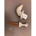 A VINTAGE WHITE METAL MOUNTED JAMBIYA KNIFE, ASSESSED AS 999 GRADE SILVER.