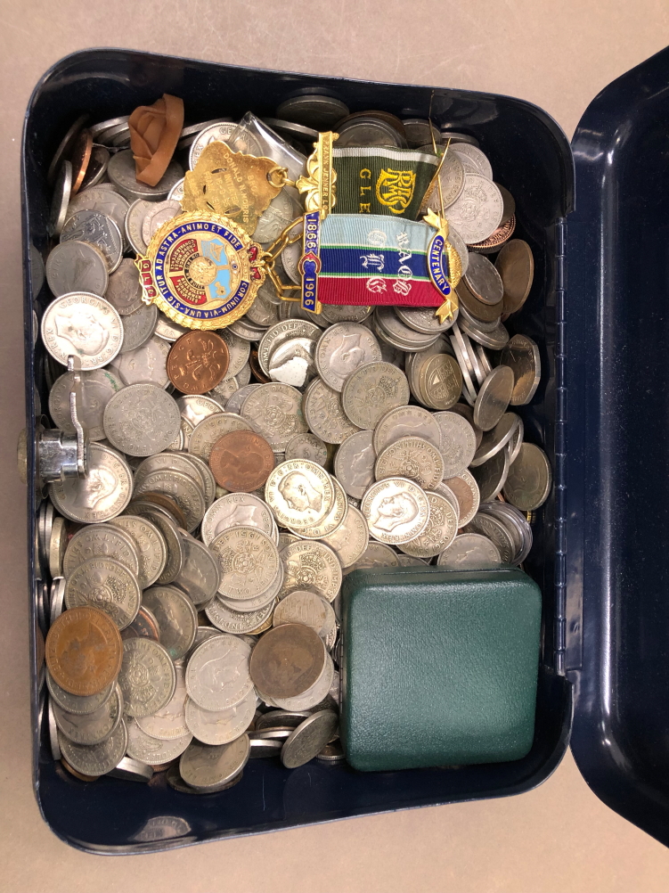 A LARGE CASH BOX CONTAINING ANTIQUE AND LATER GB COINS, INCLUDING A ROYAL MINT SILVER TWO POUND