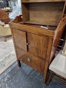A GEORGE III MAHOGANY NIGHT TABLE WITH A CUPBOARD OVER THE DRAW OUT DRAWER SUPPORTED ON FRONT