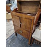 A GEORGE III MAHOGANY NIGHT TABLE WITH A CUPBOARD OVER THE DRAW OUT DRAWER SUPPORTED ON FRONT