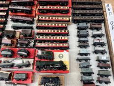 A LARGE COLLECTION OF TRIX TWIN 00 GUAGE ELECTRIC MODEL RAILWAY LOCOMOTIVES, ROLLING STOCK, RAIL
