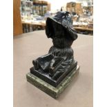 AN EARLY 20th C. BRONZE FIGURE OF A GIRL READING ON A GREEN MARBLE BASE.