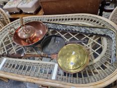 A LARGE VICTORIAN COPPER MIXING BOWL, A COPPER KETTLE, SAUCEPAN, A BED WARMER AND A FIRE FENDER