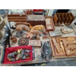 CARVED WOOD ANIMALS, BOXES AND TRAYS