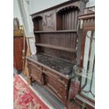 AN EARLY 20TH CENTURY SMALL OAK DRESSER AND PLATE RACK