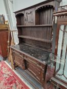 AN EARLY 20TH CENTURY SMALL OAK DRESSER AND PLATE RACK