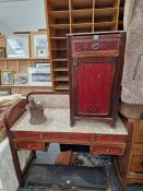 AN ARTS AND CRAFTS MAHOGANY FIVE DRAWER WASHSTAND. W 110 x D 48 x H 97cms. TOGETHER WITH A BEDSIDE