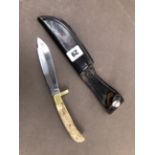 A GOOD QUALITY TRUELOVE 1897 MODEL HUNTING KNIFE WITH SHEATH.