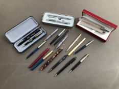 A QUANTITY OF WRITING PENS TO INCLUDE TWO HALLMARKED SILVER CROSS PENS, BRITISH GAS SCOTLAND