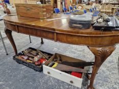 AN ANTIQUE MAHOGANY WIND OUT DINING TABLE