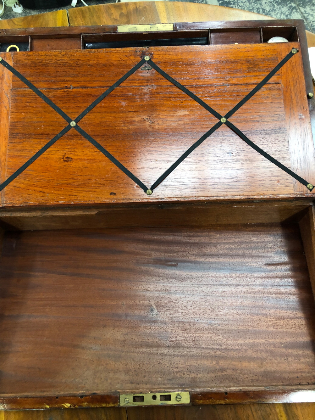A 19th C. BRASS BOUND MAHOGANY WRITING SLOPE WITH A DRAWER TO ONE SIDE - Image 6 of 9