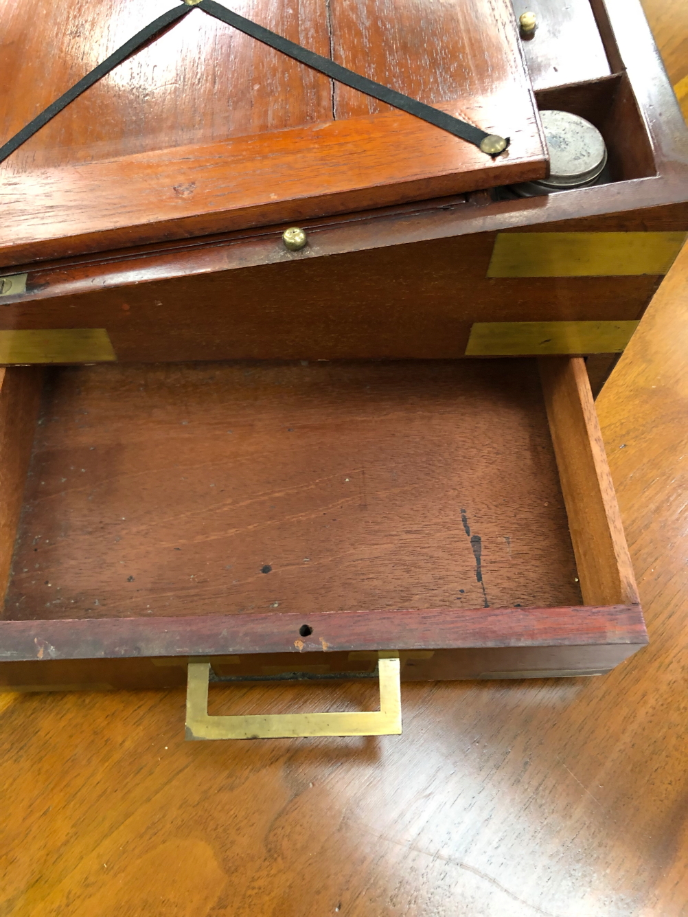 A 19th C. BRASS BOUND MAHOGANY WRITING SLOPE WITH A DRAWER TO ONE SIDE - Image 4 of 9