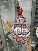 A PARIS PORCELAIN IMARI PALETTE OCTAGONAL JAR AND COVER WITH RED LION FINIAL