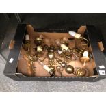 A QUANTITY OF BRASS WALL LIGHTS.