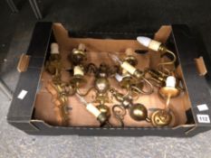 A QUANTITY OF BRASS WALL LIGHTS.