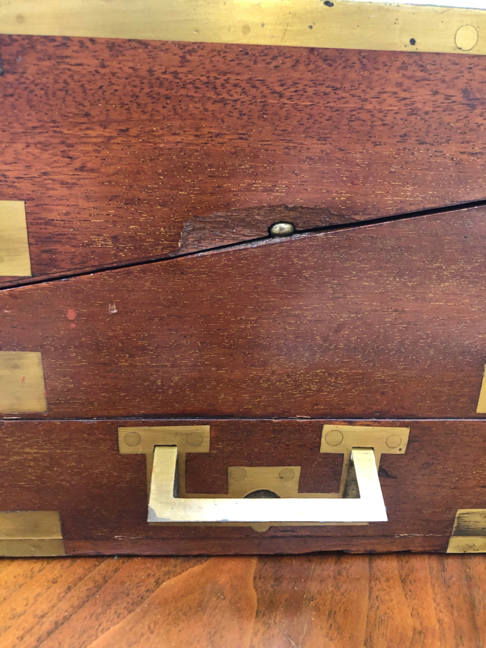 A 19th C. BRASS BOUND MAHOGANY WRITING SLOPE WITH A DRAWER TO ONE SIDE - Image 3 of 9