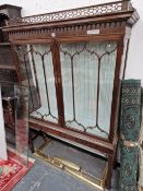A GOOD QUAITY EARLY 20TH CENTURY CHIPPENDALE STYLE MAHOGANY DISPLAY CABINET