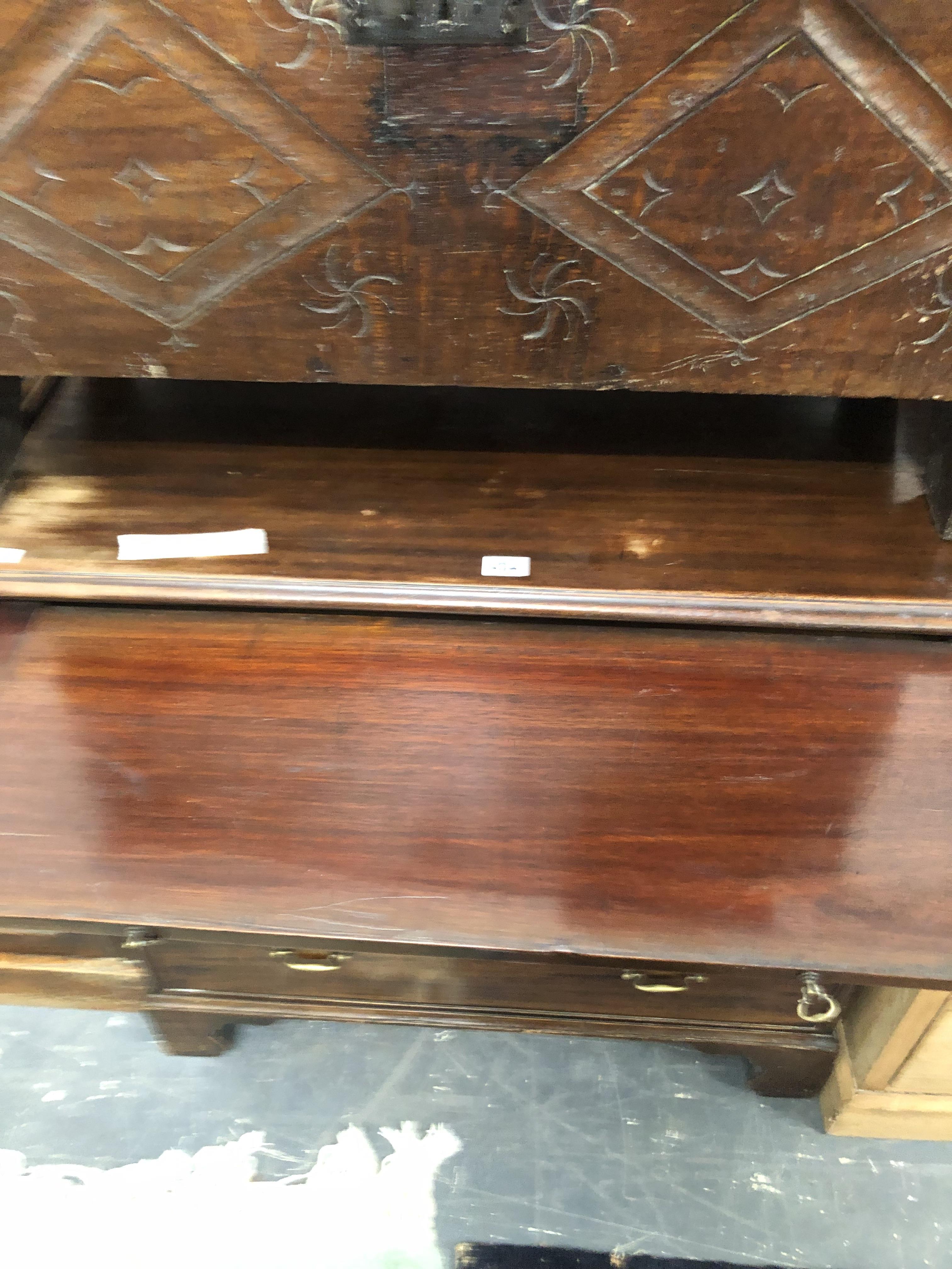 A GEO. III MAHOGANY SMALL BATCHALORS CHEST OF 3 DRAWERS WITH BRUSHING SLIDE. - Image 3 of 8