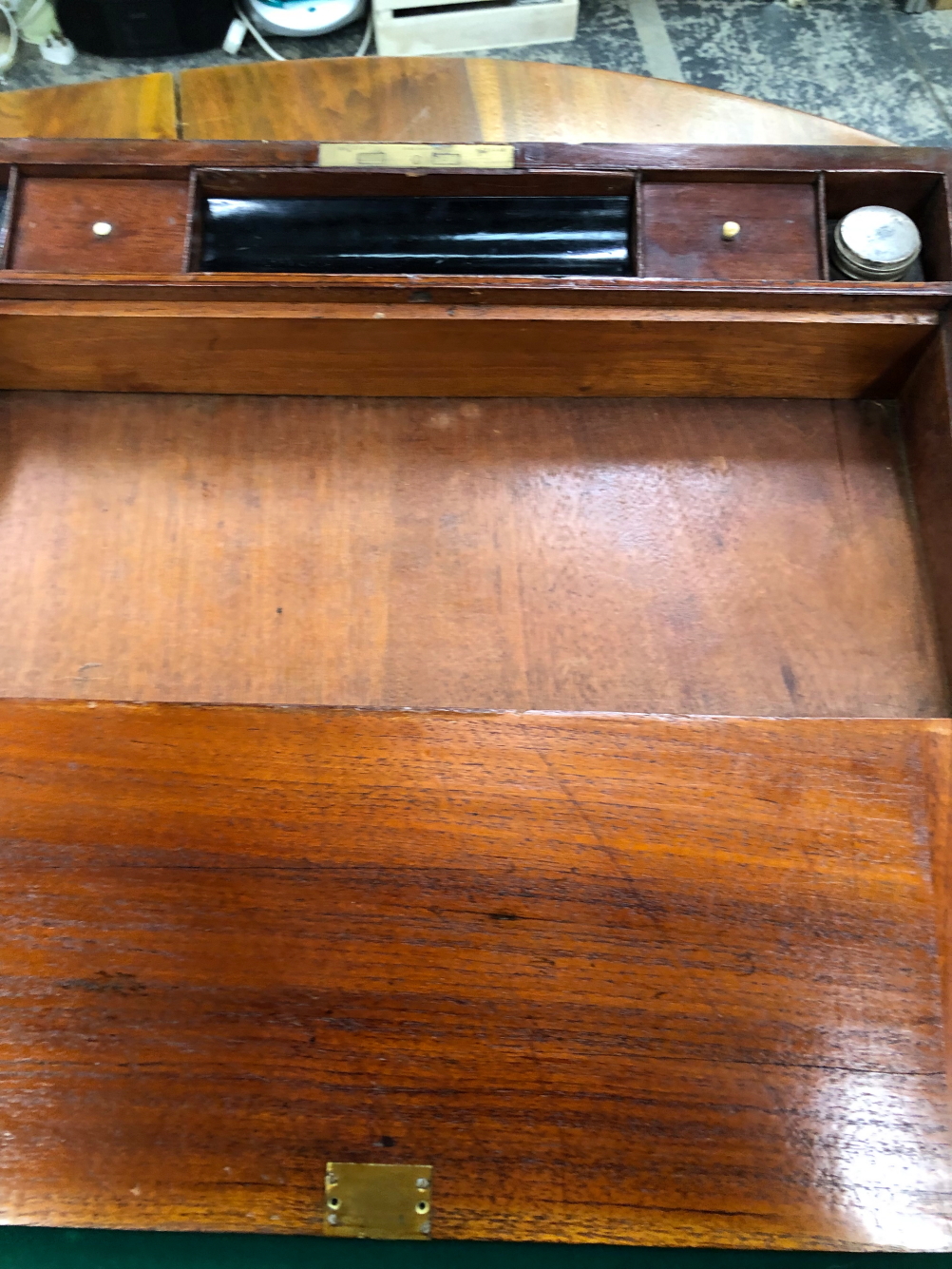 A 19th C. BRASS BOUND MAHOGANY WRITING SLOPE WITH A DRAWER TO ONE SIDE - Image 5 of 9