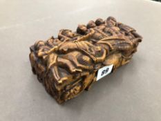 AN ANTIQUE SCOTTISH TREEN CARVED BOX DEPICTING THE BATTLE OF CULLODEN.