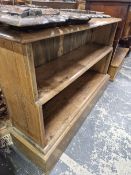 A PINE OPEN BOOKSHELF WITH TWO FIXED SHELVES ON A PLINTH BASE. W 122 x D 28 x H 83cms.