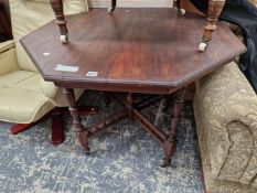A LATE VICTORIAN WALNUT CENTRE TABLE.