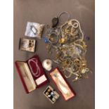 A COLLECTION OF VINTAGE COSTUME AND SILVER GILT JEWLELLERY TO INCLUDE TWO WOVEN SILVER GILT