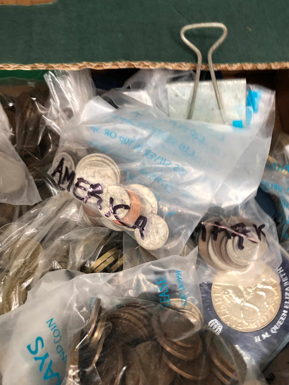 A LARGE COLLECTION OF VARIOUS WORLD COINS AND A QUANTITY OF POSTCARDS. - Image 3 of 14