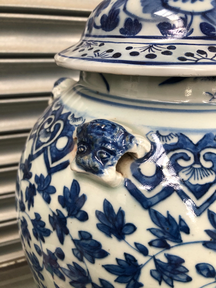 A CHINESE BLUE AND WHITE PORCELAIN JAR AND COVER PAINTED WITH SCROLLING LOTUS - Image 2 of 9