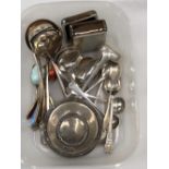 A HALLMARKED SILVER LOADED INKWELL, VARIOUS VICTORIAN HALLMARKED SILVER AND OTHER CUTLERY TO INCLUDE