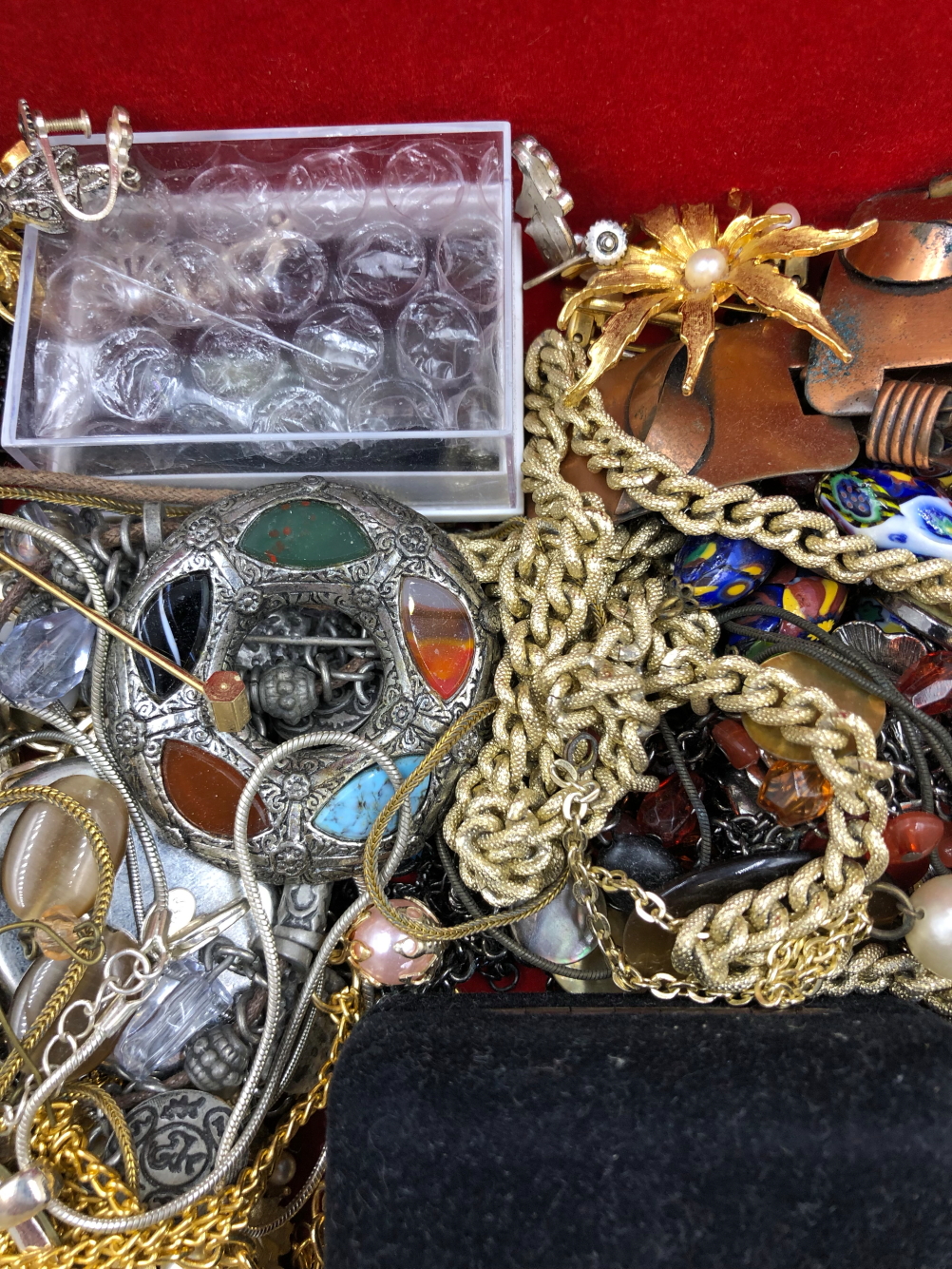 A VINTAGE JEWELLERY BOX AND CONTENTS TO INCLUDE BROOCHES, NECKLACES, PENDANTS ETC, TOGETHER WITH A - Image 3 of 11