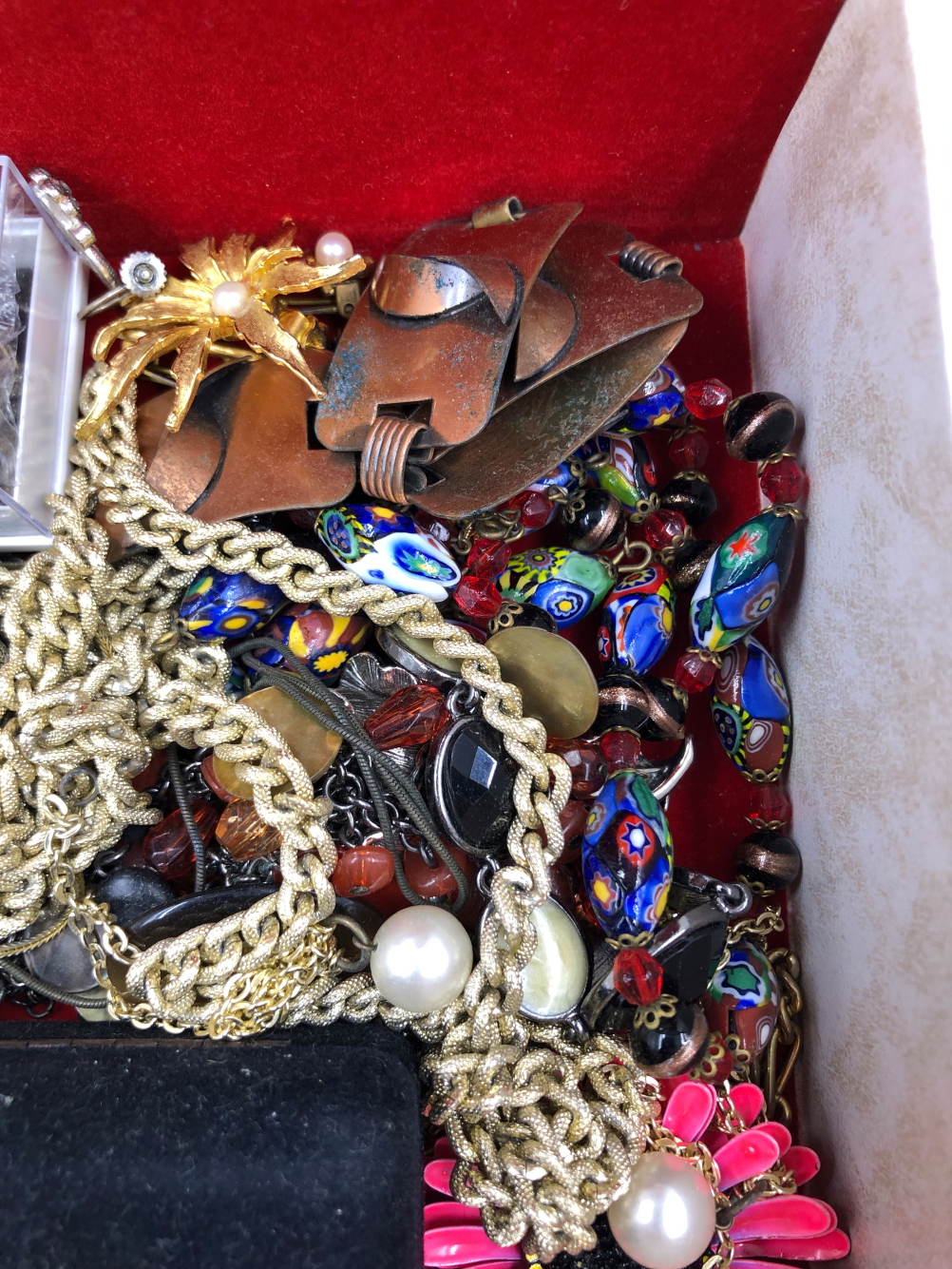 A VINTAGE JEWELLERY BOX AND CONTENTS TO INCLUDE BROOCHES, NECKLACES, PENDANTS ETC, TOGETHER WITH A - Image 4 of 11