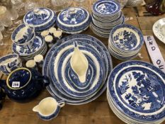 A BLUE AND WHITE WILLOW PATTERN PART SERVICE TOGETHER WITH A DENBY BLUE GLAZED TEA POT