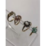 AN EMERALD AND DIAMOND CLUSTER RING, SET IN SILVER GILT. FINGER SIZE L 1/2 TOGETHER WITH THREE