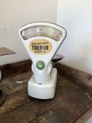 A SET OF AVERY WHITE ENAMEL SCALES FOR TREBOR AND OTHER SWEETS TO WEIGH UP TO 1LB IN 2 DRAM