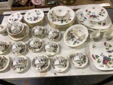 A WEDGWOOD WILLIAMSBURG PATTERN TEA SERVICE WITH DINNER PLATES, BOWLS AND SIDE PLATES