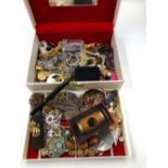 A VINTAGE JEWELLERY BOX AND CONTENTS TO INCLUDE BROOCHES, NECKLACES, PENDANTS ETC, TOGETHER WITH A