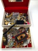 A VINTAGE JEWELLERY BOX AND CONTENTS TO INCLUDE BROOCHES, NECKLACES, PENDANTS ETC, TOGETHER WITH A