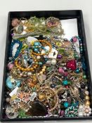 A GOOD COLLECTION OF MODERN JEWELLERY TO INCLUDE SILVER GILT, COSTUME, ETC.