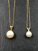 A CULTURED PEARL PENDANT WITH A 9ct GOLD BAIL SUSPENDED FROM A 9ct GOLD CURB CHAIN, TOGETHER WITH