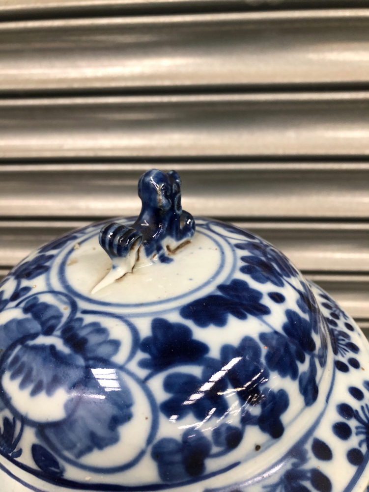 A CHINESE BLUE AND WHITE PORCELAIN JAR AND COVER PAINTED WITH SCROLLING LOTUS - Image 3 of 9